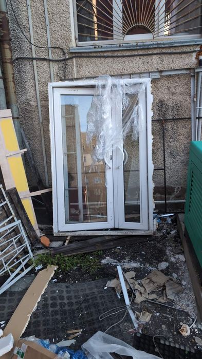 Вхідні двері білі