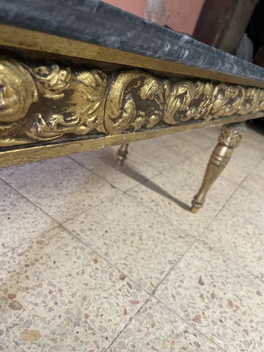 Mesa de centro de sala com tampo em mármore