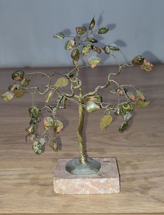 Дерево с камнями, яшма зелёная