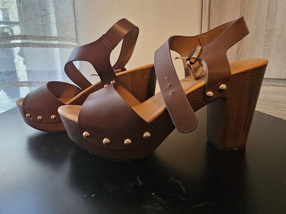 Eleganckie sandały na słupku