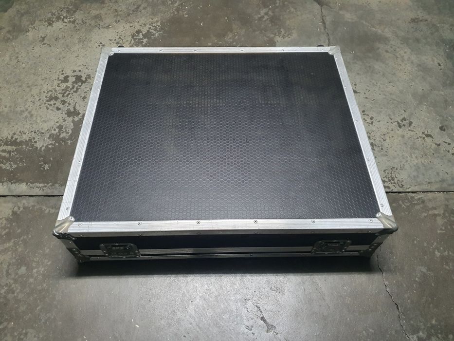 Flight case para mesa Yamaha MG 24/14