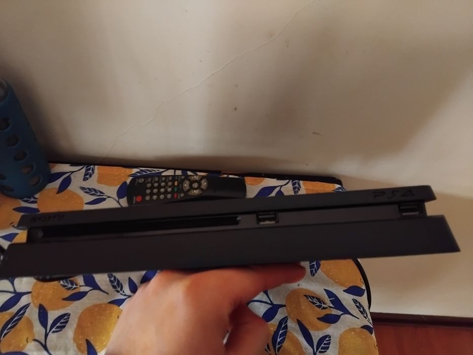 PlayStation 4 Slim a funcionar perfeitamente.