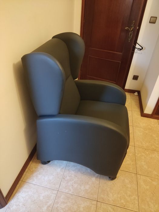 Cadeirão relax geriátrico com orelhas e rodas, como novo