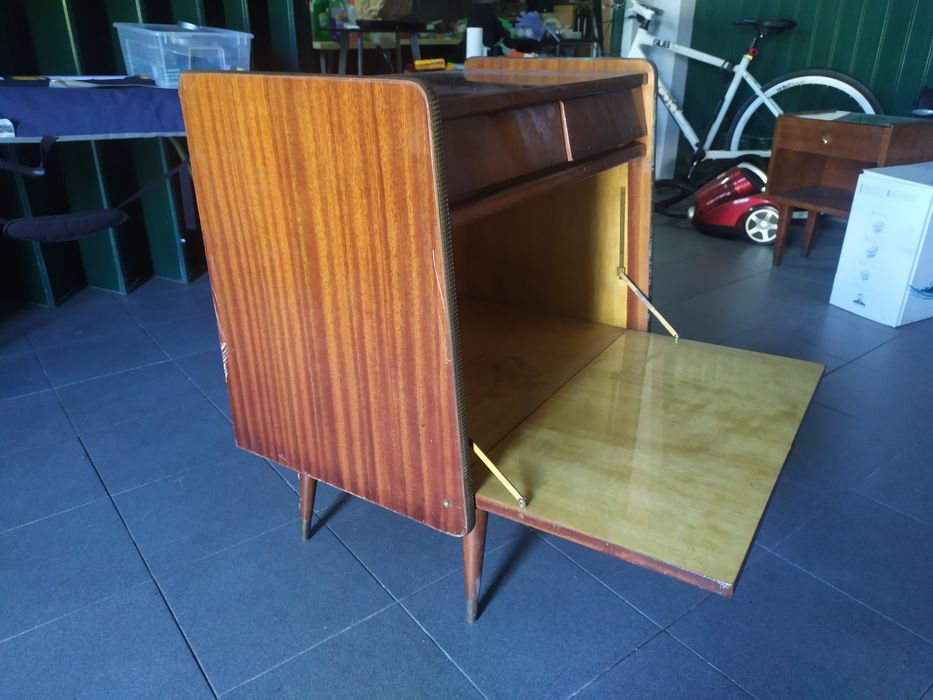Mini bar tipo OLAIO em madeira e  com aplicação em bronze