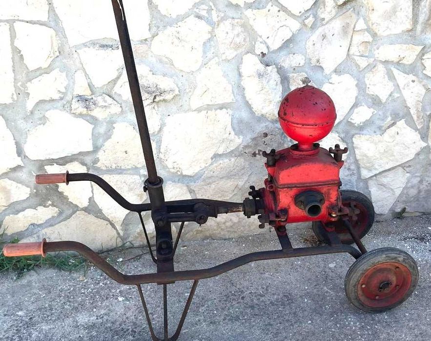 Bombas antigas, manuais de transfega, com carrinho de mão.