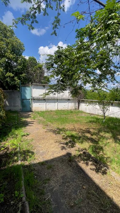 Продаж ділянки з приміщеннями