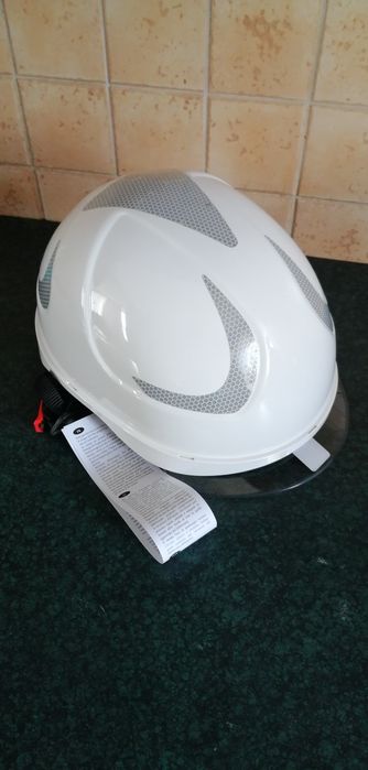 Kask ochronny SECRA-1 z przyłbicą.
