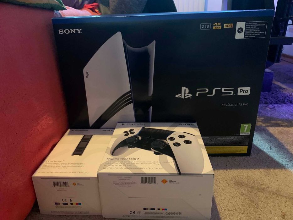 PS5 Pro 2 TB  + DualSense EDGE + stacja ładowania.