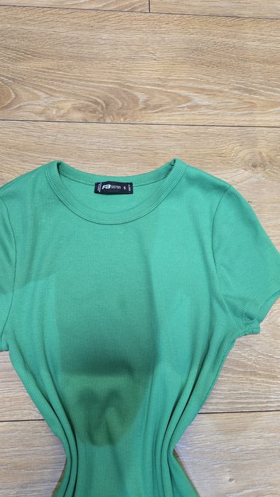 Zielona sukienka bawełniana.