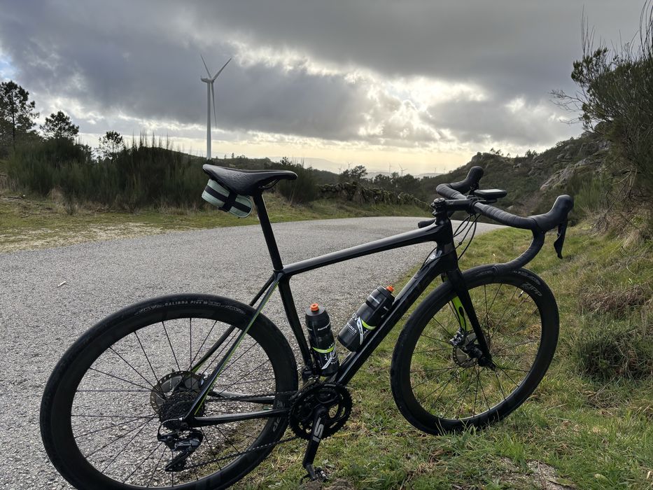 Bicicleta cannondale synapse carbono com rodas zipp303s