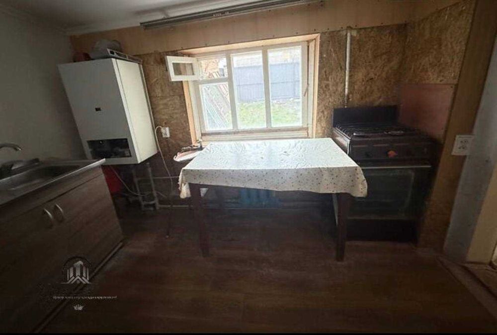 Здається компактний будинок з новим ремонтом, техніка та меблі.