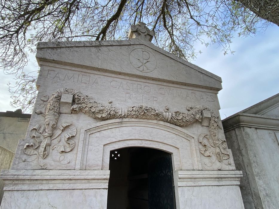 Jazigo Particular de Pedra Trabalhada - Cemitério do Alto de São João