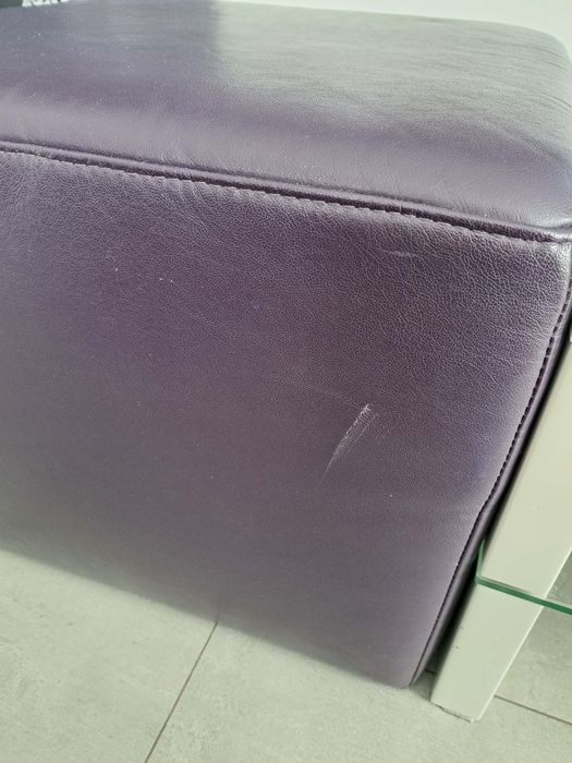 Fioletowa sofa wraz z pufą