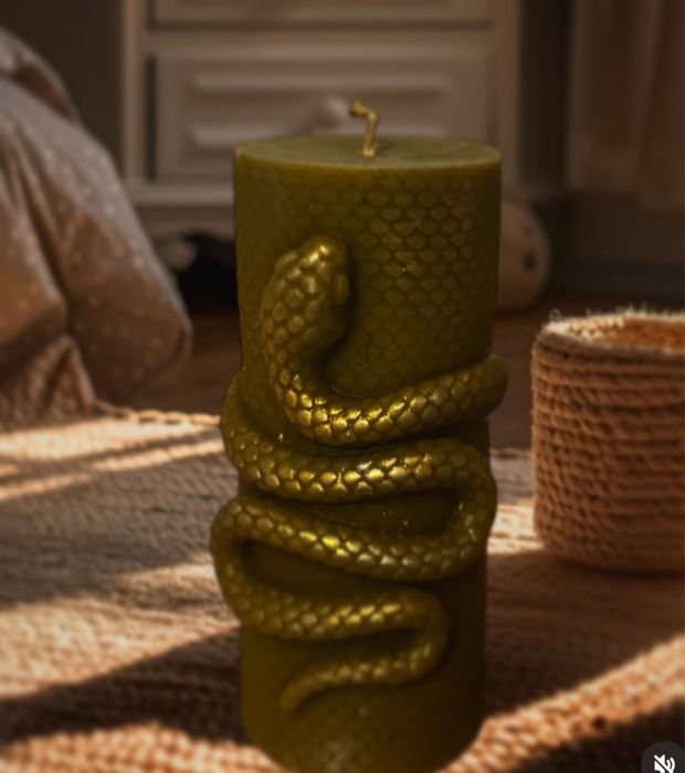 Свеча со змеей натуральный воск