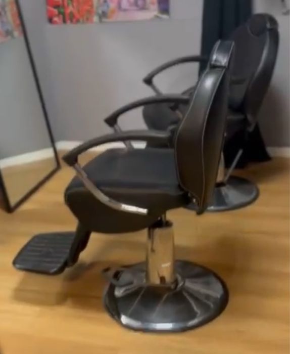 Cadeiras de barbeiro e lavatorio