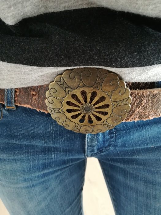 Pasek skórzany z ozdobną klamrą