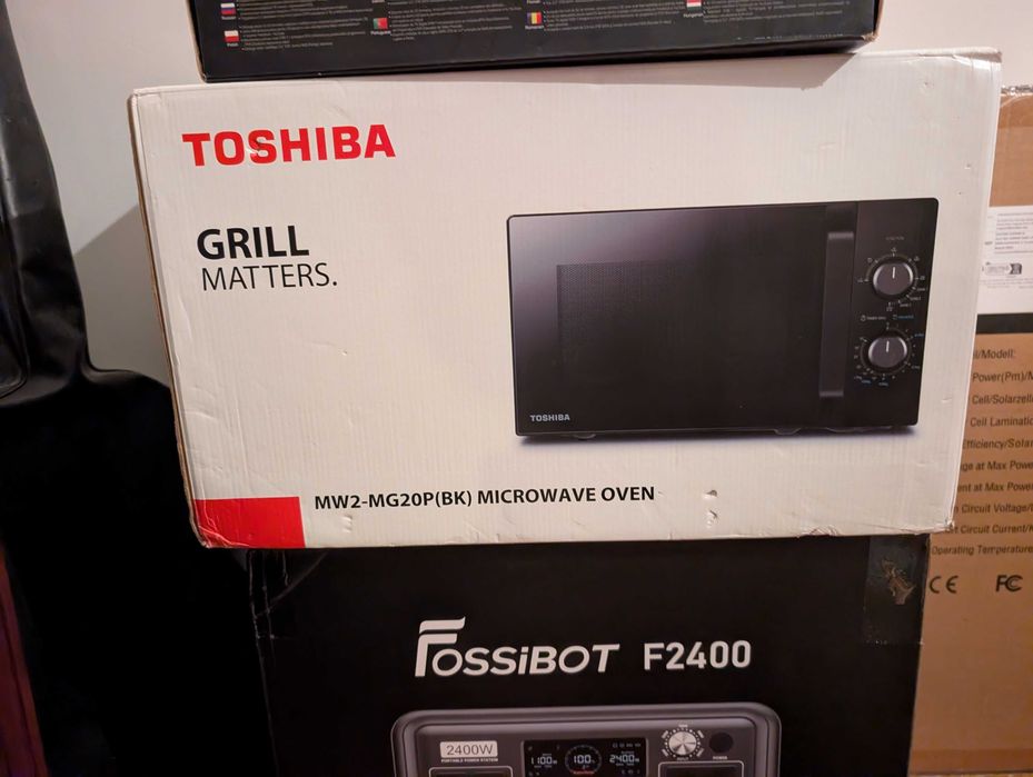 Micro-ondas Toshiba MW2-MG20P 20L com grill preto