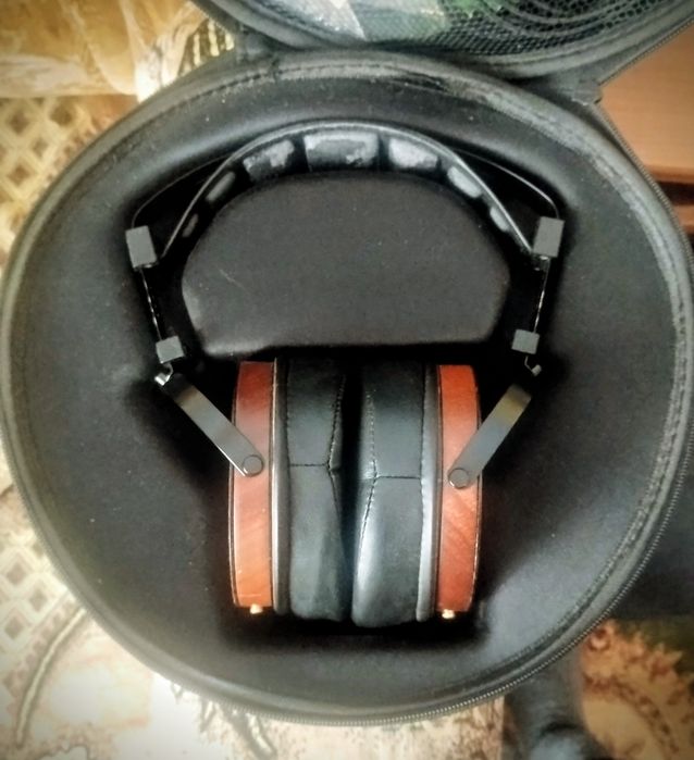 Продам наушники Monolith M1060