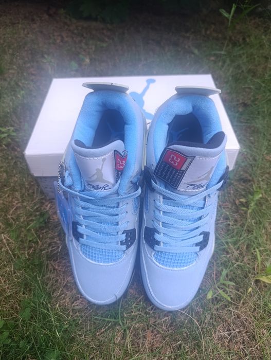 Air Jordan 4 Retro „University Blue”