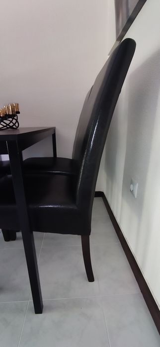 Cadeiras em pele e mesa