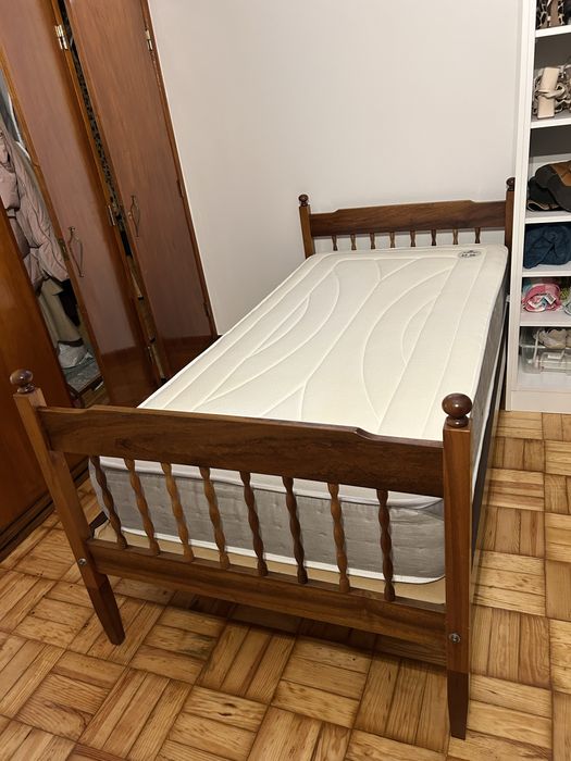 Cama individual em madeira