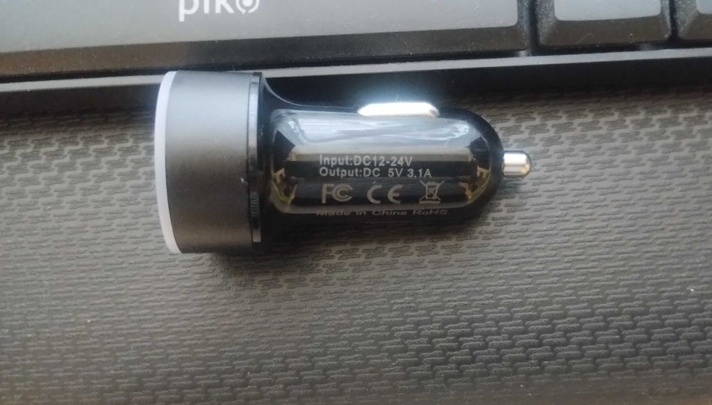 Автомобил. зарядное устройство с 2 USB-портами без функции вольтметра