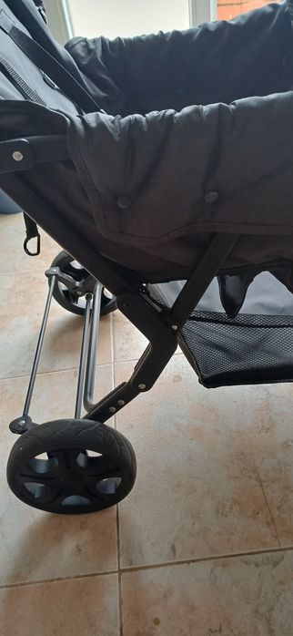 Carro passeou gémeos