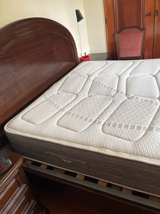 Cama nogueira com colchao muito bom estado