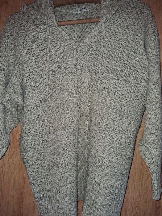 Bluza damska wełniana z kapturem szaro beżowa.Stan bardzo dobry.Roz 40