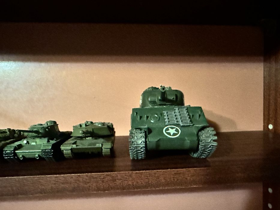 Продам модели танков, автомобилей от разных фирм.