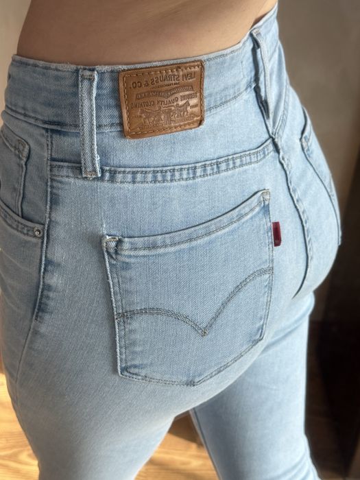 Джинси Левайс.