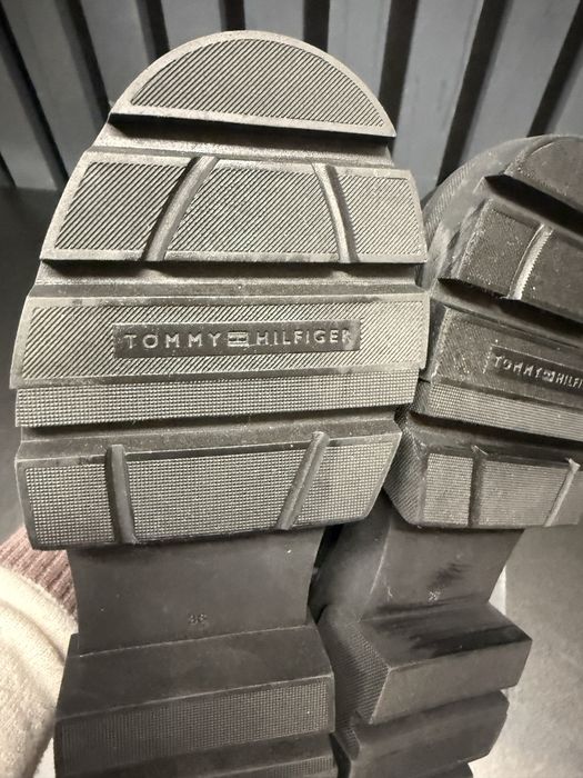 Стильні жіночі черевики чорного кольору розмір 36,на масивній тракторній підошві. Фірми Tommy Hilfiger