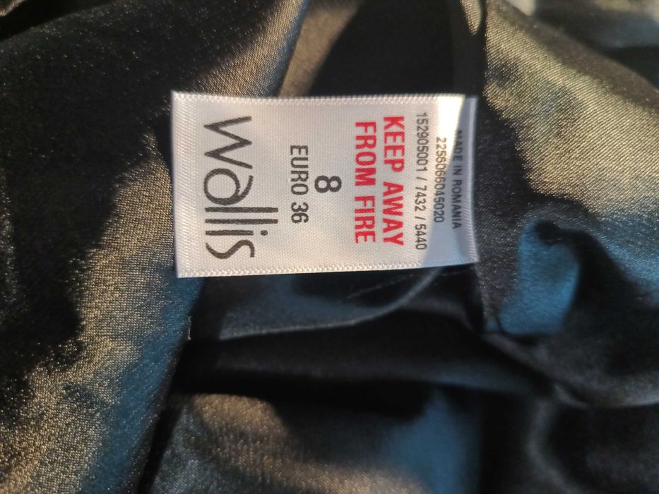 Czarna aksamitna sukienka – rozmiar 36 Wallis