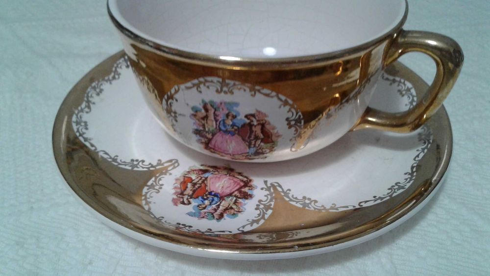 Conjunto de chávena e pires. Antiguidade.