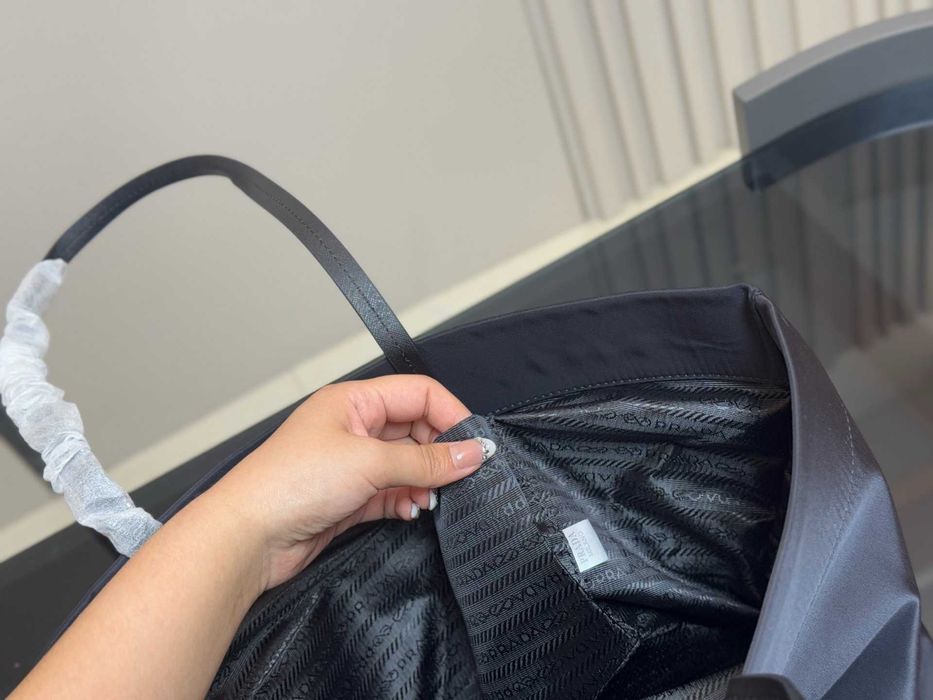 Torba tote Prada czarna nylonowa z logo trójkątnym
