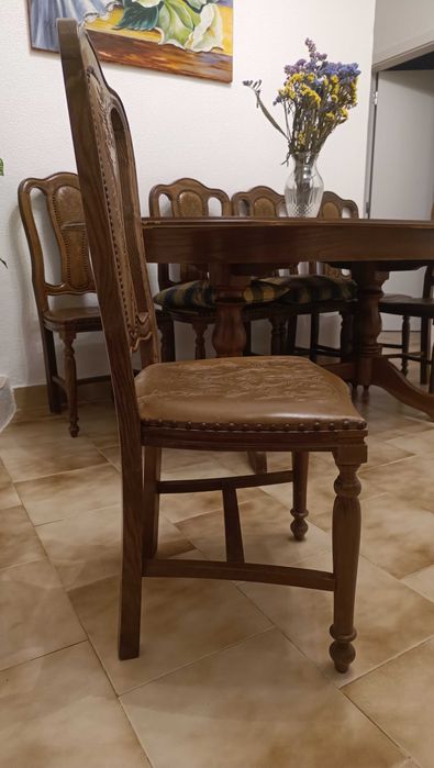Conjunto de mesa e 6 cadeiras