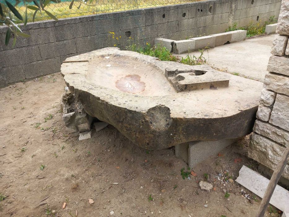 Pia de pedra parideira