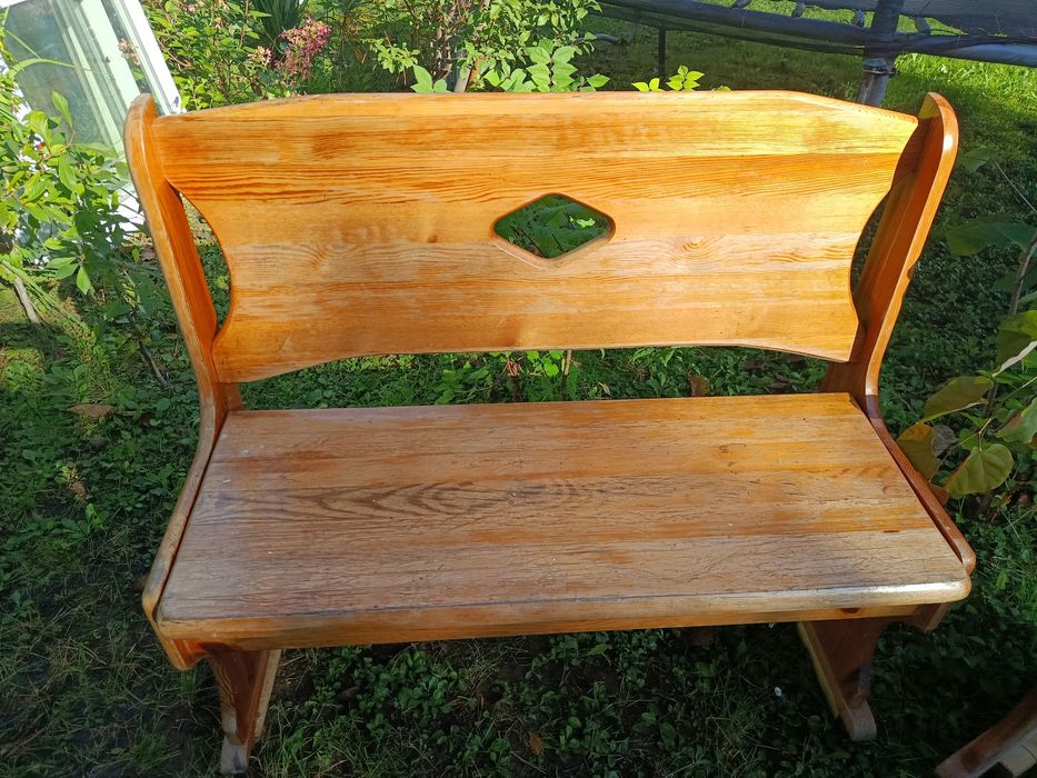 Dwie solidne drewniane ławy