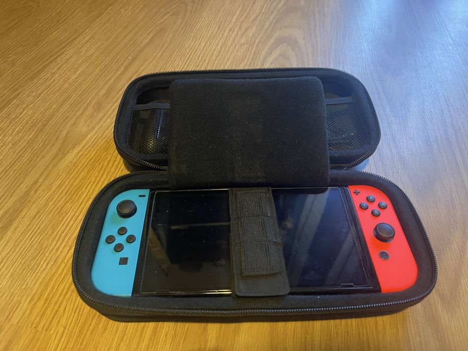 Nintendo Switch OLED com bolsa de transporte + 2 películas