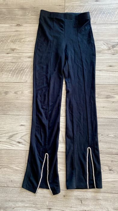Czarne spodnie legginsy Mango S dzwony