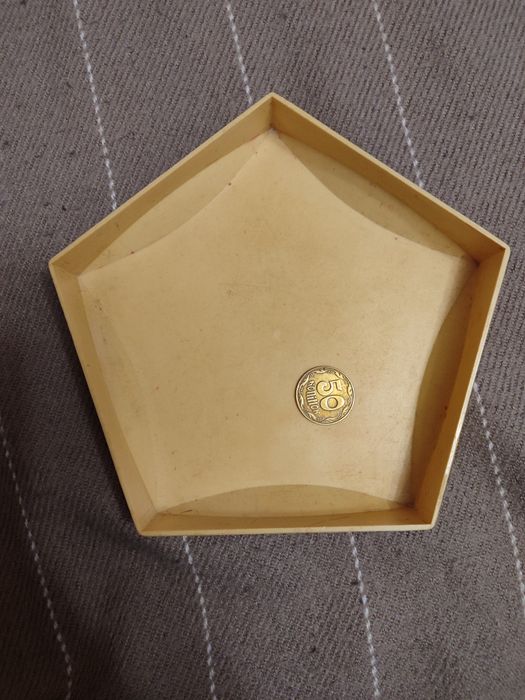 Віддам коробочку пластмасову