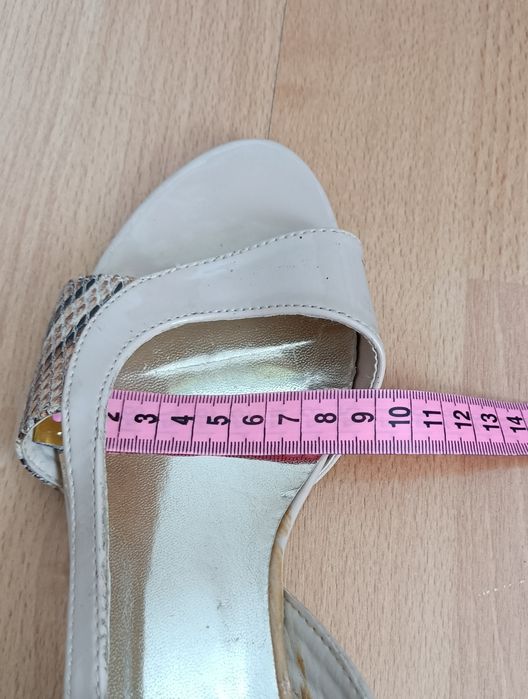 Eleganckie sandały na obcasie rozmiar 38 marki Julia -S