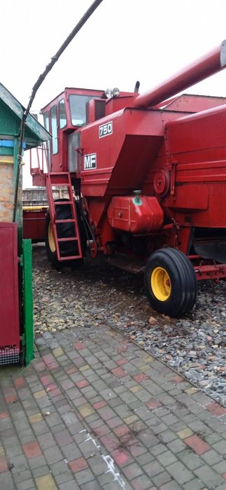 Продам комбайн MF750
