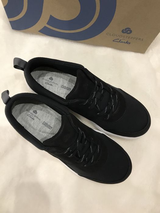 Продам женские кроссовки Clarks