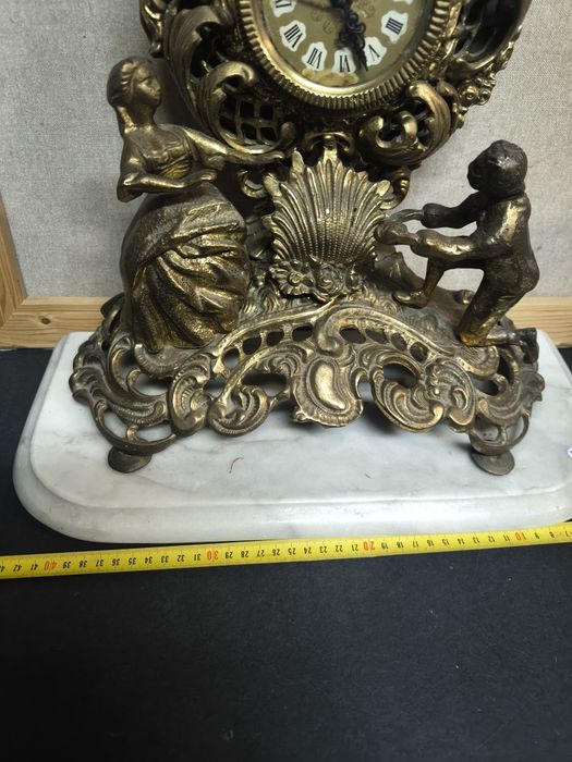 Relógio de Mesa Dourado Antigo
Este relógio de mesa antigo apresenta u