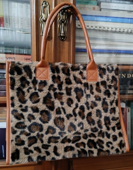 Mala tigre, com alças, tecido aveludado