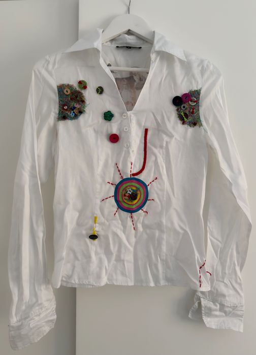 Biała koszula na długi rękaw