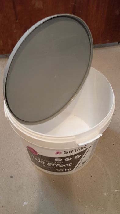 puste wiadra plastikowe o pojemności 18kg po gladzie