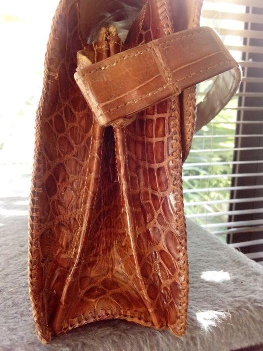 Vendo mala cor castanha  alça curta como nova