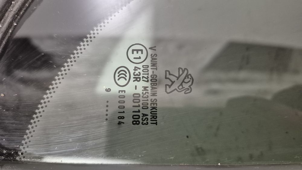 Szyba trójkąt drzwi lewy tył Peugeot 308